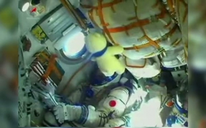 Capsula Soyuz care are la bord flacara olimpica s-a conectat la Statia Spatiala Internationala Capsula Soyuz care are la bord flacara olimpica s-a conectat la Statia Spatiala Internationala