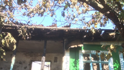 Tragedie intr-o familie din Carpineni. Flacarile le-au cuprins intreaga casa si i-au lasat pe drumuri - GALERIE FOTO