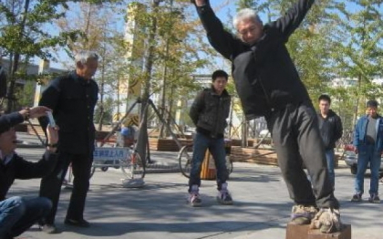 Chinezul care merge in fiecare dimineata cu pantofi care cantaresc 405 kilograme. FOTO Chinezul care merge in fiecare dimineata cu pantofi care cantaresc 405 kilograme. FOTO