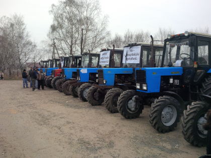 FOTO. Fermierii au iesit la proteste, in toata tara, si si-au adus tehnica agricola. Ce ii nemultumeste