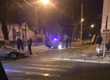 Doua masini accidentate, in centrul capitalei. Una dintre ele - RASTURNATA - FOTO Doua masini accidentate, in centrul capitalei. Una dintre ele - RASTURNATA - FOTO