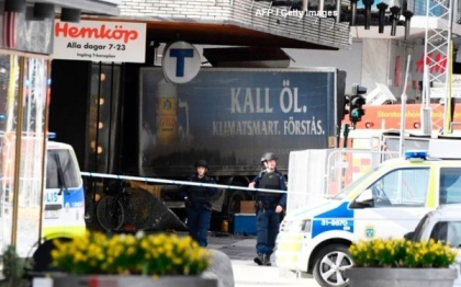 "Atac terorist" la Stockholm: 4 morti si 15 raniti. Un suspect a fost arestat, dupa ce ar fi revendicat atentatul - VIDEO "Atac terorist" la Stockholm: 4 morti si 15 raniti. Un suspect a fost arestat, dupa ce ar fi revendicat atentatul - VIDEO