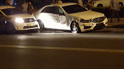 Ghinion pe sfarsit de zi pentru doi soferi din capitala. Cum arata un taxi si un bolid de lux care nu au putut imparti noaptea trecuta o strada din capitala - GALERIE FOTO