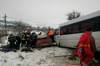 Grav accident in Romania. O persoana s-a stins, iar altele doua au ramas prinse intre fiare dupa ce un microbuz din Republica Moldova, plin cu pasageri, s-a ciocnit violent cu un automobil - VIDEO