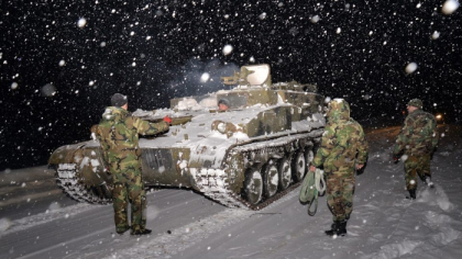 Armata Nationala a iesit cu blindata sa salveze soferii care s-au impotmolit ieri noaptea in zapada: au tractat masini rasturnate in santuri si TIR-uri care nu se puteau urni din loc - GALERIE FOTO/VIDEO Armata Nationala a iesit cu blindata sa salveze soferii care s-au impotmolit ieri noaptea in zapada: au tractat masini rasturnate in santuri si TIR-uri care nu se puteau urni din loc - GALERIE FOTO/VIDEO