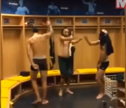 Au dansat in ...chiloti in vestiar! Cum s-au distrat suedezii inainte de meciul cu nationala Moldovei: Ibrahimovic coordoneaza miscarile - VIDEO Au dansat in ...chiloti in vestiar! Cum s-au distrat suedezii inainte de meciul cu nationala Moldovei: Ibrahimovic coordoneaza miscarile - VIDEO