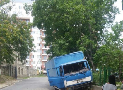Grav accident pe o strada din sectorul Buiucani. Soferul unui camion a pierdut controlul volanului si a lovit un barbat care mergea pe trotuar: ambii au ajuns la spital - FOTO