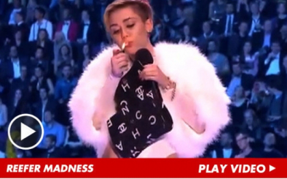 Miley Cyrus si-a aprins o tigara cu marijuana pe scena MTV Europe Music Awards. VIDEO Miley Cyrus si-a aprins o tigara cu marijuana pe scena MTV Europe Music Awards. VIDEO