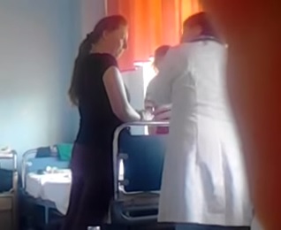 Un medic, filmat in timp ce cere bani de la o pacienta: "Fata hai, e problema ta, copilul tau - buba ta. Nu-i, nu merge la operatie si gata". VIDEO CAMERA ASCUNSA Un medic, filmat in timp ce cere bani de la o pacienta: "Fata hai, e problema ta, copilul tau - buba ta. Nu-i, nu merge la operatie si gata". VIDEO CAMERA ASCUNSA