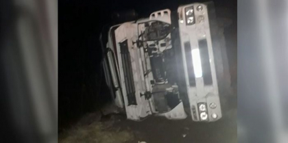 Ce risca soferul camionului care a pierdut controlul asupra volanului si s-a rasturnat cu vehiculul, langa Fundul Galbenei