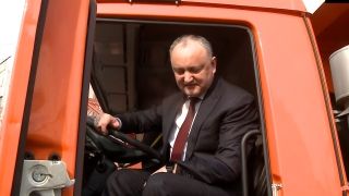 Kamazurile promise de Putin vara trecuta, au ajuns la Dodon : „Cred ca trebuie de scris: „Cadou de la Putin” Kamazurile promise de Putin vara trecuta, au ajuns la Dodon : „Cred ca trebuie de scris: „Cadou de la Putin”