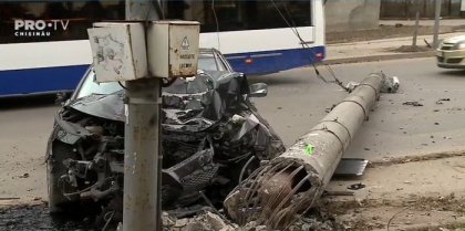 O masina a lovit un automobil, a ricosat si a doborat un pilon electric pe o strada din capitala. Pasagerii au lasat vehiculul si au fugit. Martor: „Au lasat masina si au fugit. Probabil erau serviti, este bautura in masina” - FOTO/VIDEO O masina a lovit un automobil, a ricosat si a doborat un pilon electric pe o strada din capitala. Pasagerii au lasat vehiculul si au fugit. Martor: „Au lasat masina si au fugit. Probabil erau serviti, este bautura in masina” - FOTO/VIDEO
