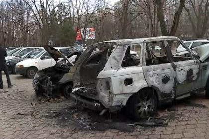 Masinile care au ars pe strada Traian ar fi fost incendiate intentionat. Martor: "Au dat foc...si au fugit. Unul era imbracat in negru, iar altul in rosu" - VIDEO Masinile care au ars pe strada Traian ar fi fost incendiate intentionat. Martor: "Au dat foc...si au fugit. Unul era imbracat in negru, iar altul in rosu" - VIDEO