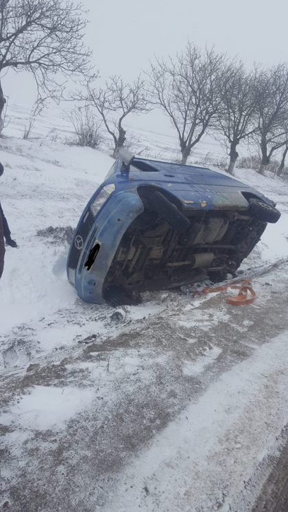 Un automobil a ajuns intr-un sant si s-a rasturnat, langa Soroca - FOTO