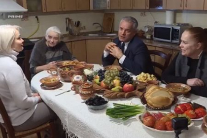 Plahotniuc si-a implicat mama si surorile in campania electorala. Cu propriul canal de TV, liderul PD s-a filmat cum mananca zeama si placinte in casa parinteasca: "Mereu ii spuneam ca politica nu-i buna treaba" - VIDEO
