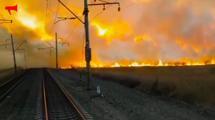 Momentul “apocaliptic” in care un tren trece printr-un perete de flacari - VIDEO Momentul “apocaliptic” in care un tren trece printr-un perete de flacari - VIDEO