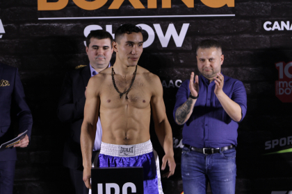 Lupta importanta pentru boxerul Octavian Gratii. Pugilistul moldovean s-a luptat intr-un duel al privirilor cu adversarul rus Evghenii Vazem, pentru titlul de campion al Republicii Moldova International, la Professional Boxing Show - FOTO Lupta importanta pentru boxerul Octavian Gratii. Pugilistul moldovean s-a luptat intr-un duel al privirilor cu adversarul rus Evghenii Vazem, pentru titlul de campion al Republicii Moldova International, la Professional Boxing Show - FOTO