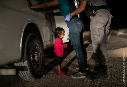 Imaginea unei fetite din Honduras plangand, premiata in cadrul World Press Photo 2019