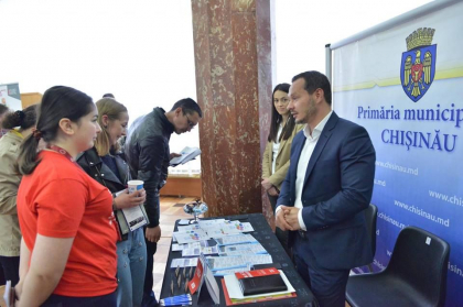 Se vrea primar si isi cauta angajati? Ruslan Codreanu, la Targul de Cariere: „Am insistat ca si Primaria sa participe cu un stand.” Municipalitatea propune peste o mie de locuri vacante - GALERIE FOTO Se vrea primar si isi cauta angajati? Ruslan Codreanu, la Targul de Cariere: „Am insistat ca si Primaria sa participe cu un stand.” Municipalitatea propune peste o mie de locuri vacante - GALERIE FOTO