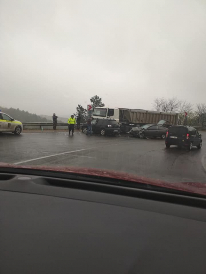 Trei masini, printre care si un camion, facute zob, langa Fundul Galbenei. Politia se afla acolo