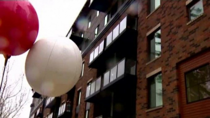 Un copil de 2 ani a cazut de la 18 metri pe capota unei masini Un copil de 2 ani a cazut de la 18 metri pe capota unei masini