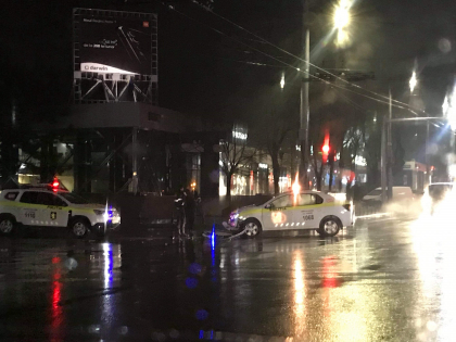 O masina a politiei s-a ciocnit violent cu un taxi, pe o strada din centrul capitalei - GALERIE FOTO O masina a politiei s-a ciocnit violent cu un taxi, pe o strada din centrul capitalei - GALERIE FOTO
