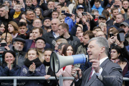 Alegeri in Ucraina: In absenta rivalului sau, Petro Porosenko isi sustine singur discursul pe stadion Alegeri in Ucraina: In absenta rivalului sau, Petro Porosenko isi sustine singur discursul pe stadion