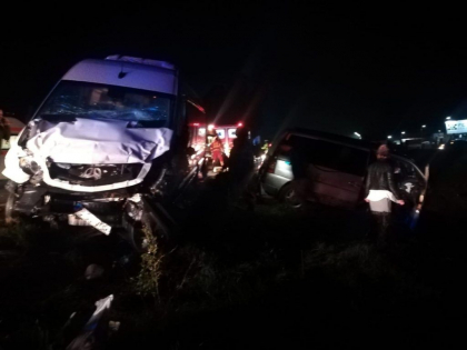 Un moldovean a ajuns la spital, dupa ce microbuzul in care se afla s-a ciocnit violent cu un alt vehicul, la Iasi - GALERIE FOTO Un moldovean a ajuns la spital, dupa ce microbuzul in care se afla s-a ciocnit violent cu un alt vehicul, la Iasi - GALERIE FOTO