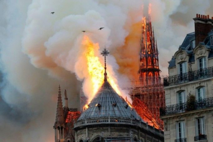 URMARESTE LIVE. Incendiul devastator la catedrala Notre Dame din Paris. Locuitorii din zona, evacuati - VIDEO