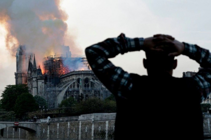 Momentul in care parizienii, devastati de incendiul de la Notre Dame, incep sa cante imnuri - GALERIE FOTO Momentul in care parizienii, devastati de incendiul de la Notre Dame, incep sa cante imnuri - GALERIE FOTO