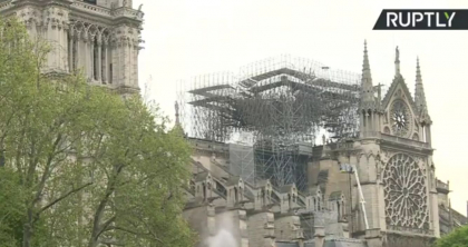 URMARESTE LIVE. Incendiu la Notre-Dame: “Focul este complet sub control”. Apel internațional de strangere de fonduri