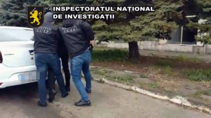 Trei barbati din capitala, retinuti de politie dupa ce au ajutat mai multe persoane sa plece la munca peste hotare facandu-le acte false - VIDEO