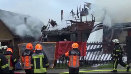 Un avion s-a prabusit peste o casa, in Chile. Pasagerii si pilotul a murit
