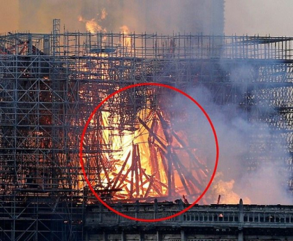 Dezbaterea lansata de o femeie. Ce a vazut intr-o imagine cu incendiul de la Notre-Dame
