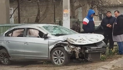 Un barbat a ajuns la spital dupa ce masina in care se afla a fost lovita violent de un alt vehicul. Automobilul, facut zob - FOTO Un barbat a ajuns la spital dupa ce masina in care se afla a fost lovita violent de un alt vehicul. Automobilul, facut zob - FOTO