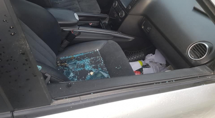 Patru masini dintr-o parcare, cu geamurile sparte. Oamenii legii spun ca faptasii nu au furat nimic - GALERIE FOTO