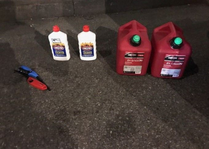 Prins cu doua bidoane de benzina in Catedrala St Patrick din New York. Reactia barbatului
