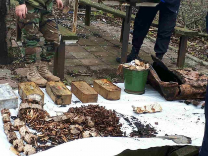 Peste 4 mii de cartuse, gasite in gradina unui barbat la Ialoveni. Acesta a predat benevol munitiile politistilor - FOTO Peste 4 mii de cartuse, gasite in gradina unui barbat la Ialoveni. Acesta a predat benevol munitiile politistilor - FOTO