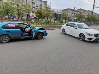 Doua masini s-au ciocnit pe o strada din capitala. In zona s-a format ambuteiaj - FOTO Doua masini s-au ciocnit pe o strada din capitala. In zona s-a format ambuteiaj - FOTO