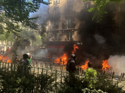 Noi incidente la Paris. „Vestele galbene” au provocat incendii, politia a intervenit cu gaze lacrimogene. Pe retelele sociale, referiri la Notre-Dame