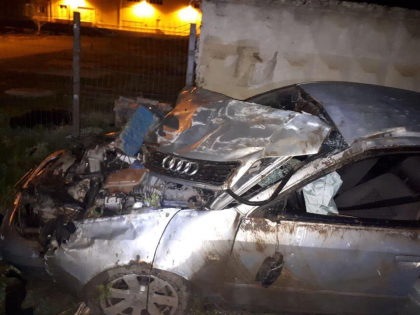 Doi barbati, in stare grava la spital dupa ce masina in care se aflau s-a inversat de cateva ori si a ajuns intr-un gard la Nisporeni. Soferul conducea cu viteza - FOTO