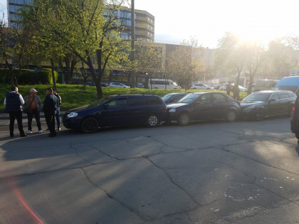 Accident in lant pe strada Albisoara din capitala. Patru masini avariate - FOTO Accident in lant pe strada Albisoara din capitala. Patru masini avariate - FOTO