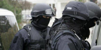 Perchezitii in cadrul Serviciului Stare Civila Varnita. SIS si PA au retinut patru persoane
