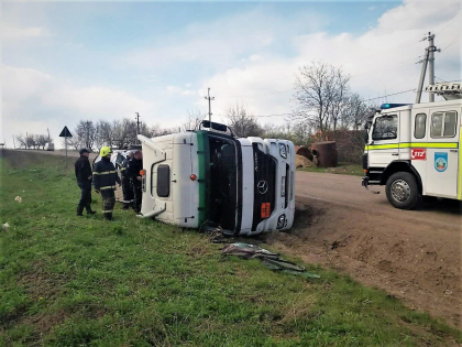O autocisterna cu 23 de tone de petrol s-a rasturnat intr-un sant pe un drum in apropiere de Soroca. Salvatorii au intervenit pentru a pune vehiculul pe roti - VIDEO O autocisterna cu 23 de tone de petrol s-a rasturnat intr-un sant pe un drum in apropiere de Soroca. Salvatorii au intervenit pentru a pune vehiculul pe roti - VIDEO