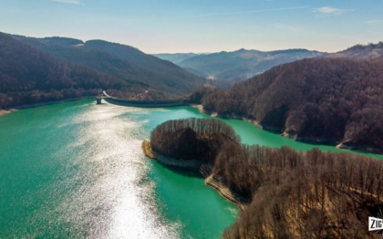 Unde se afla lacul romanesc de smarald. Turistii sunt incantati de culoarea unica, vizibila mai ales in zilele senine de vara - FOTO