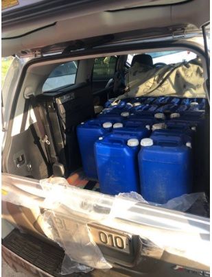 Doi barbati, retinuti pentru contrabanda de alcool. Politia a confiscat 46 de tone de spirt in valoare de 5 milioane de lei - FOTO/VIDEO