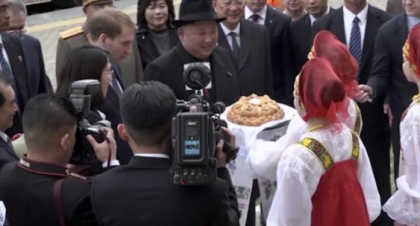 Primele imagini cu Kim Jong-un, din timpul vizitei in Rusia. A fost primit cu paine si sare Primele imagini cu Kim Jong-un, din timpul vizitei in Rusia. A fost primit cu paine si sare