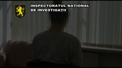 Mai multi indivizi, retinuti dupa ce au dus o tanara din capitala in Austria si au obligat-o sa presteze servicii sexuale. Cand au adus-o inapoi in Moldova, au lasat-o intr-un camp si au amenintat-o ca-i vor omori mama daca spune cuiva despre cele intamplate. Marturiile fetei - VIDEO Mai multi indivizi, retinuti dupa ce au dus o tanara din capitala in Austria si au obligat-o sa presteze servicii sexuale. Cand au adus-o inapoi in Moldova, au lasat-o intr-un camp si au amenintat-o ca-i vor omori mama daca spune cuiva despre cele intamplate. Marturiile fetei - VIDEO
