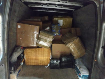Piese auto, haine, dar si alte lucruri in valoare de peste 5 milioane de lei, transportate ilegal din Odessa la Chisinau. Un politist din Bender, impreuna cu alti 3 complici, retinuti. Schema prin care actionau - FOTO