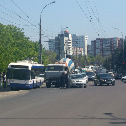 Accident in lant pe strada Grenoble din capitala. O autospeciala s-a ciocnit cu un troleibuz, iar acesta a fost proiectat intr-o masina Accident in lant pe strada Grenoble din capitala. O autospeciala s-a ciocnit cu un troleibuz, iar acesta a fost proiectat intr-o masina